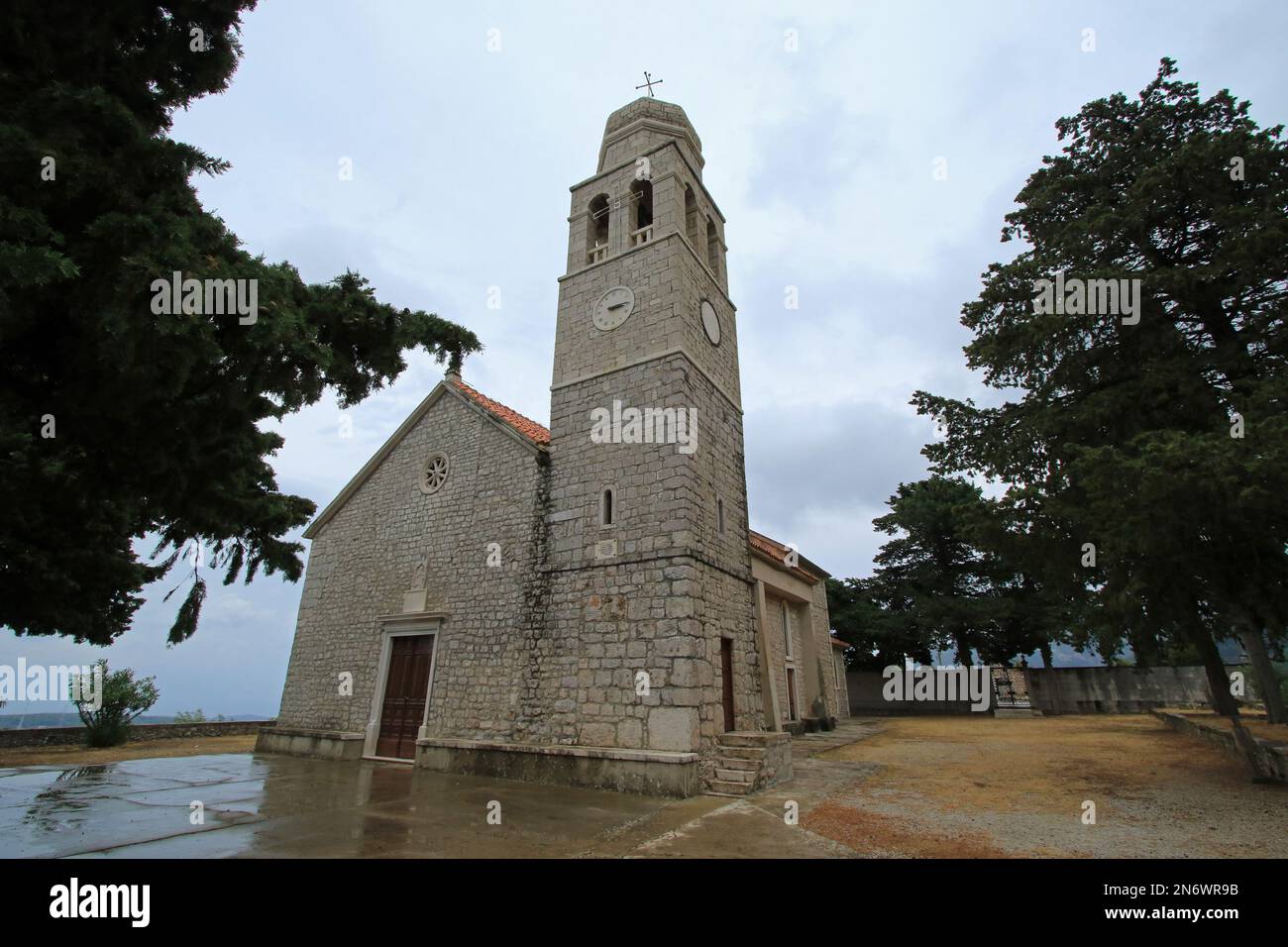 Kirche St. Anton Opat im Dorf Vrisnik, Insel Hvar, Kroatien Stockfoto