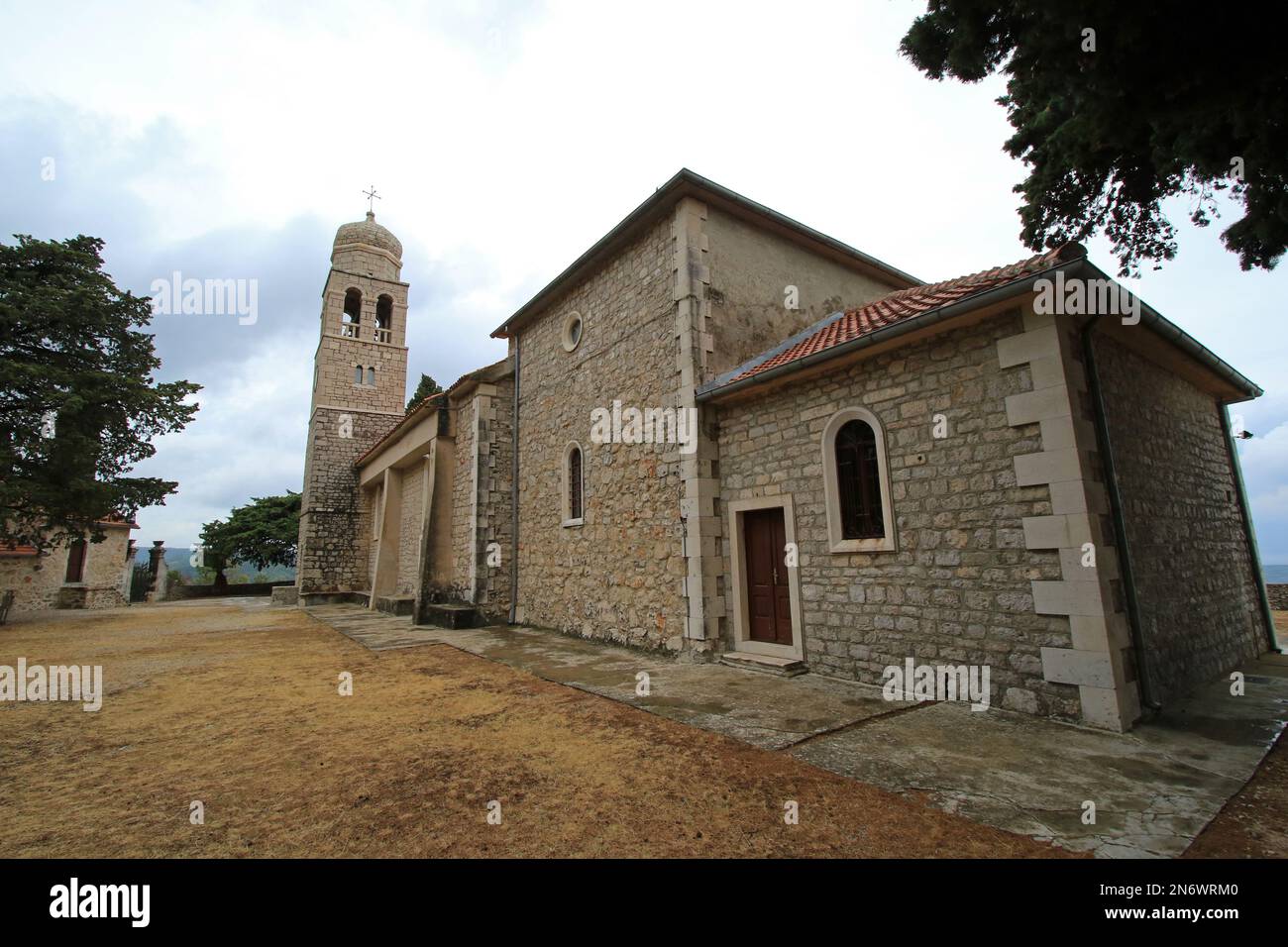 Kirche St. Anton Opat im Dorf Vrisnik, Insel Hvar, Kroatien Stockfoto