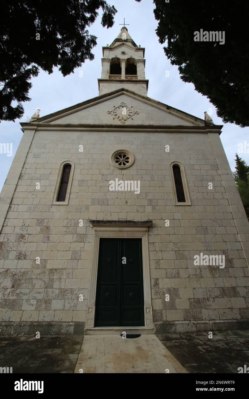 Kirche St. Anton Opat im Dorf Vrisnik, Insel Hvar, Kroatien Stockfoto
