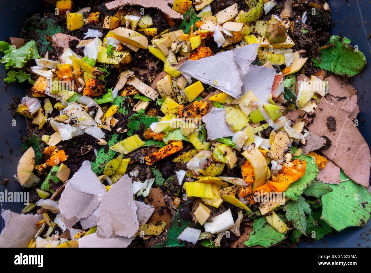 Nahaufnahme von Lebensmittelabfällen und Papier in einem Wurmkomposter Stockfoto