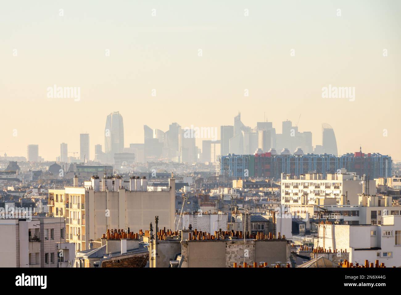 Luftaufnahme von Paris, Frankreich, Skyline des Geschäftsviertels La Défense mit modernen Gebäuden und Türmen im Hintergrund Stockfoto