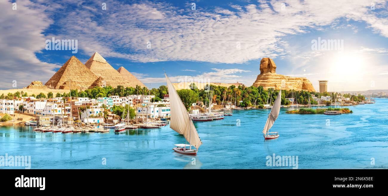 Skyline Panorama von Assuan Stadt auf dem Weg zur Großen Sphinx und Pyramiden von Ägypten Stockfoto