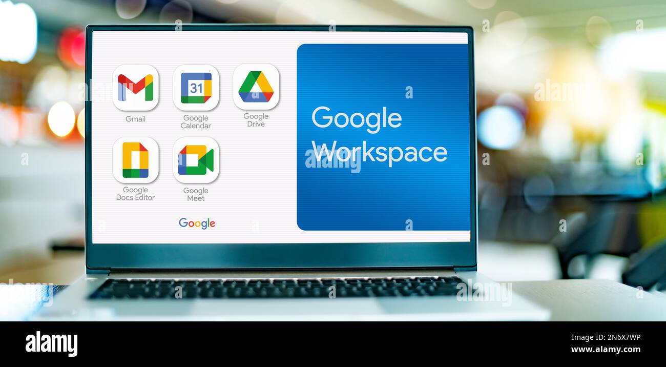 POZNAN, POL - 20. JULI 2022: Laptop mit Logo von Google Workspace, einer Sammlung von Cloud-Computing-, Produktivitäts- und Collaboration-Tools Stockfoto