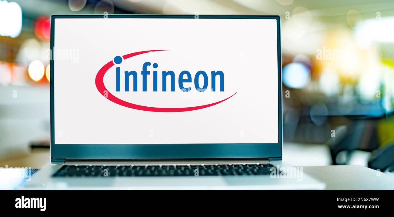 POZNAN, POL - 2. AUGUST 2022: Laptop-Computer mit Logo von Infineon Technologies, einem 1999 gegründeten deutschen Halbleiterhersteller Stockfoto