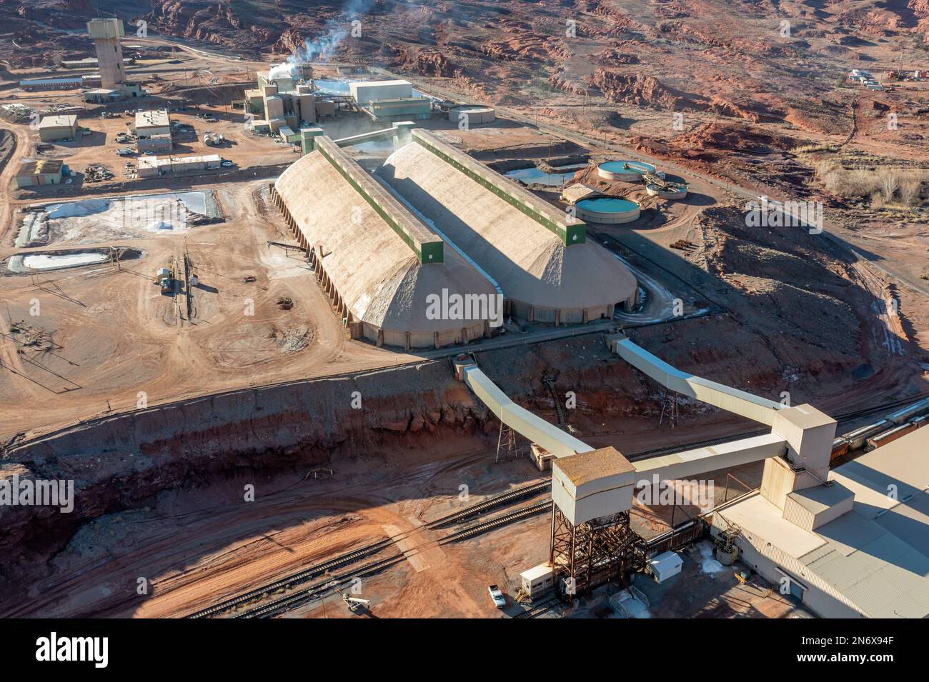 Luftaufnahme von zwei Lagergebäuden in einem Kalibergwerk in der Nähe von Moab, Utah. Vor dem Hotel befindet sich die Verladeanlage. Das Kalium wird durch Einspritzen von Wasser abgebaut Stockfoto