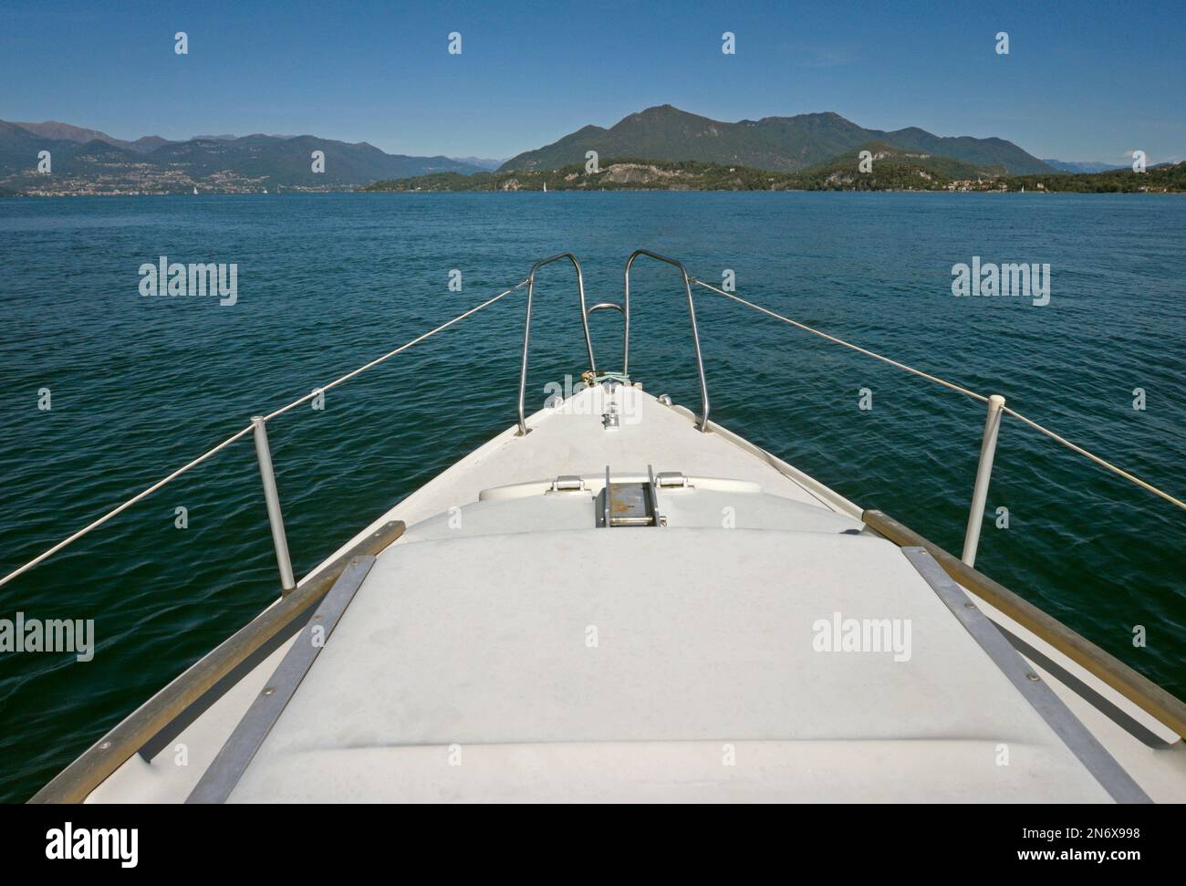 Segelboot auf dem Lago Maggiore, Piemont, Italien Stockfoto