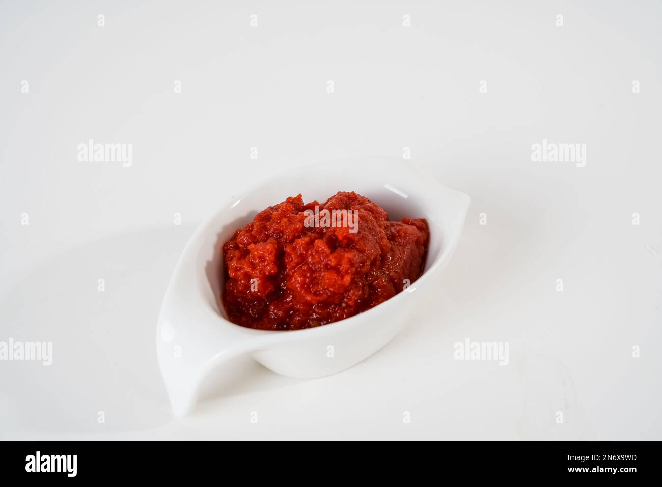 Draufsicht von Tomatensoße isoliert auf weißem Hintergrund. Stockfoto