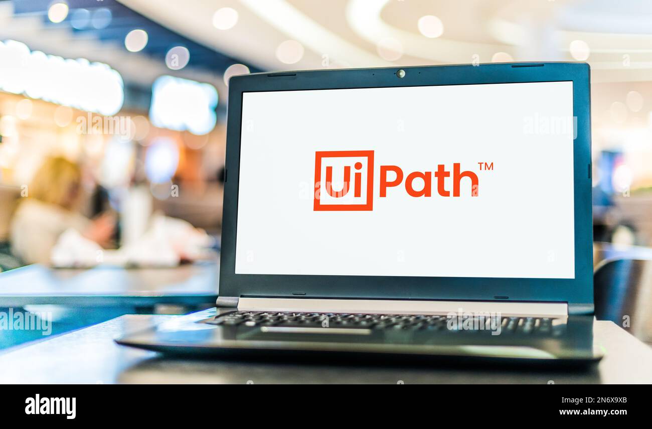 POZNAN, POL - 4. MAI 2022: Laptop-Computer mit Logo von UiPath, einem globalen Softwareunternehmen, das Automationssoftware für Roboterprozesse herstellt Stockfoto