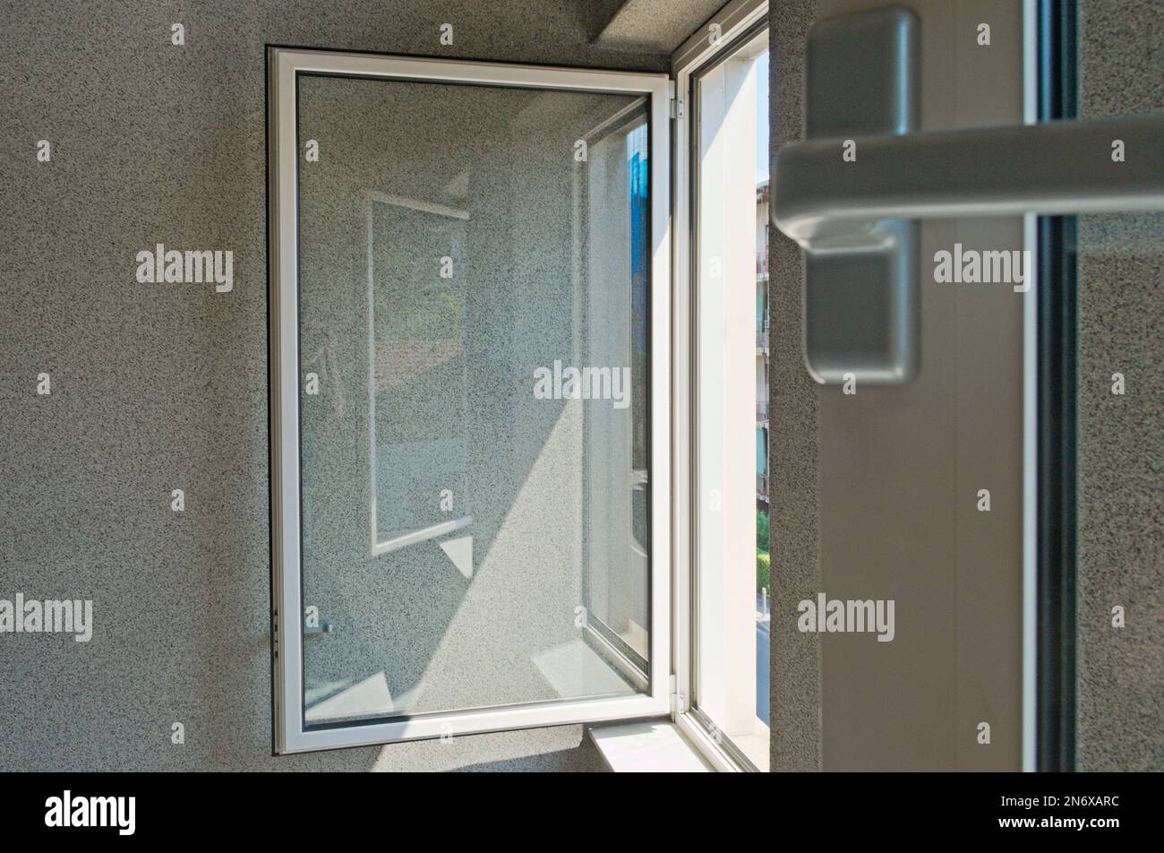 pvc-Fenster in einem Apartmentgebäude Stockfoto