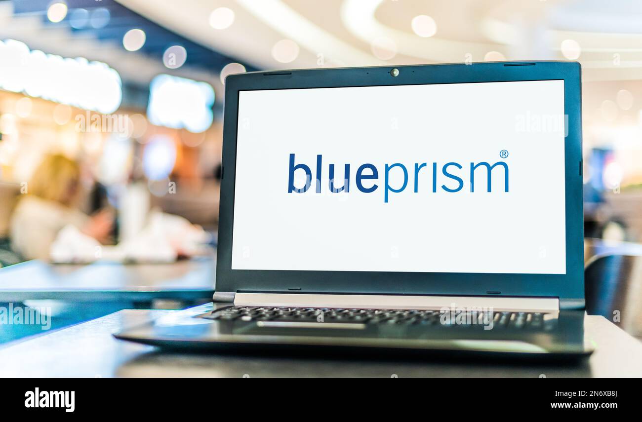 POZNAN, POL - 28. JUNI 2022: Laptop-Computer mit Logo von Blue Prism, einem britischen multinationalen Softwarekonzern, der Pioniere war und ins Spiel kam Stockfoto