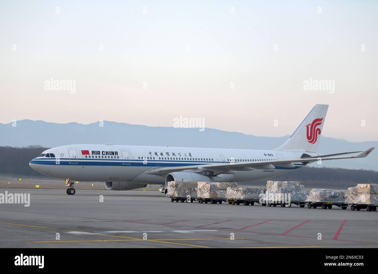 (230210) -- GENF, 10. Februar 2023 (Xinhua) -- der erste wiederaufgenommene Direktflug zwischen Peking, Hauptstadt von China, und Genf der Schweiz landet am Genfer Internationalen Flughafen in Genf, Schweiz, 9. Februar 2023. Mit dem Landung des CA862-Fluges am Internationalen Flughafen Genf nahm China am Donnerstag nach der Optimierung der Seuchenbekämpfungsmaßnahmen die Direktflüge zwischen Peking und Genf in der Schweiz wieder auf. (Xinhua/Lian Yi) Stockfoto