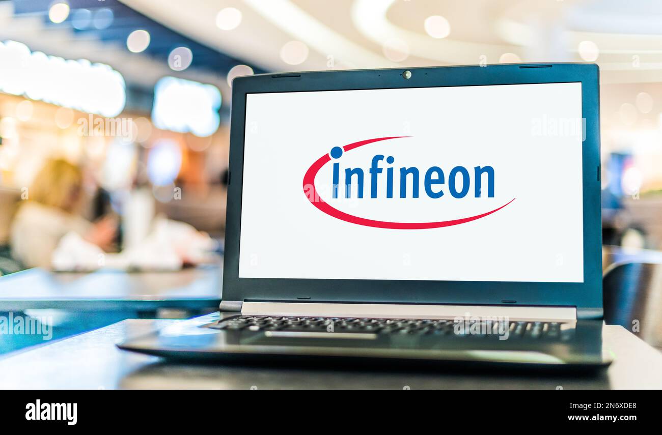POZNAN, POL - 2. AUGUST 2022: Laptop-Computer mit Logo von Infineon Technologies, einem 1999 gegründeten deutschen Halbleiterhersteller Stockfoto