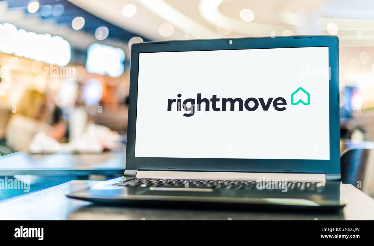 POZNAN, POL - 22. NOVEMBER 2022: Laptop-Computer mit Logo von Rightmove, einem britischen Unternehmen, das rightmove.co.uk betreibt, den Immobilienhafen Stockfoto POZNAN, POL - 22. NOVEMBER 2022: Laptop-Computer mit Logo von Rightmove, einem britischen Unternehmen, das rightmove.co.uk betreibt, den Immobilienhafen Stockfoto