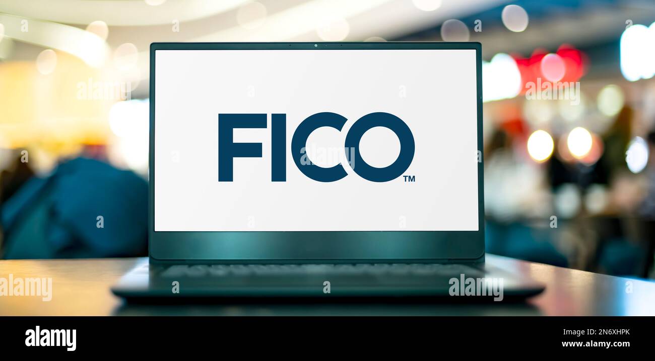 POZNAN, POL - 4. MAI 2022: Laptop-Computer mit Logo von FICO, einem Datenanalyseunternehmen mit Sitz in San Jose, Kalifornien, mit Schwerpunkt auf Kreditwürdigkeit Stockfoto