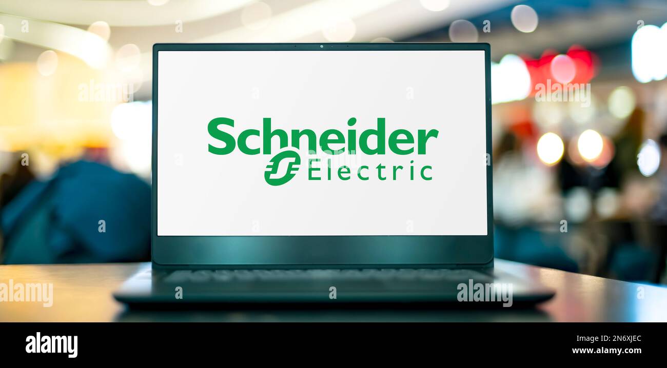 POZNAN, POL - 4. MAI 2022: Laptop-Computer mit Logo von Schneider Electric, einem französischen Unternehmen, das digitale Energie- und Automatisierungslösungen für Stockfoto