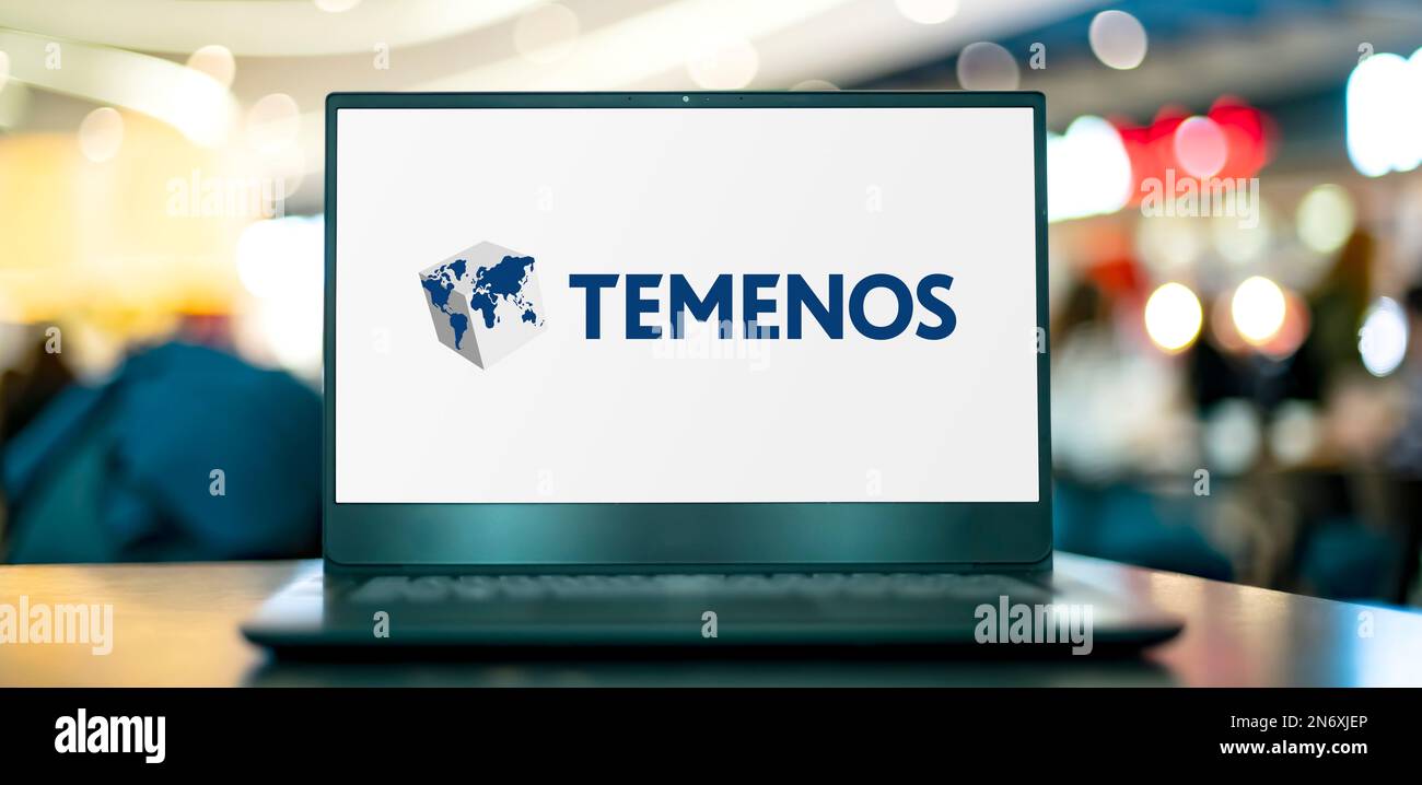 POZNAN, POL - 4. MAI 2022: Laptop-Computer mit Logo von Temenos, einem Unternehmen, das auf Unternehmenssoftware für Banken und Finanzdienstleistungen spezialisiert ist; Stockfoto