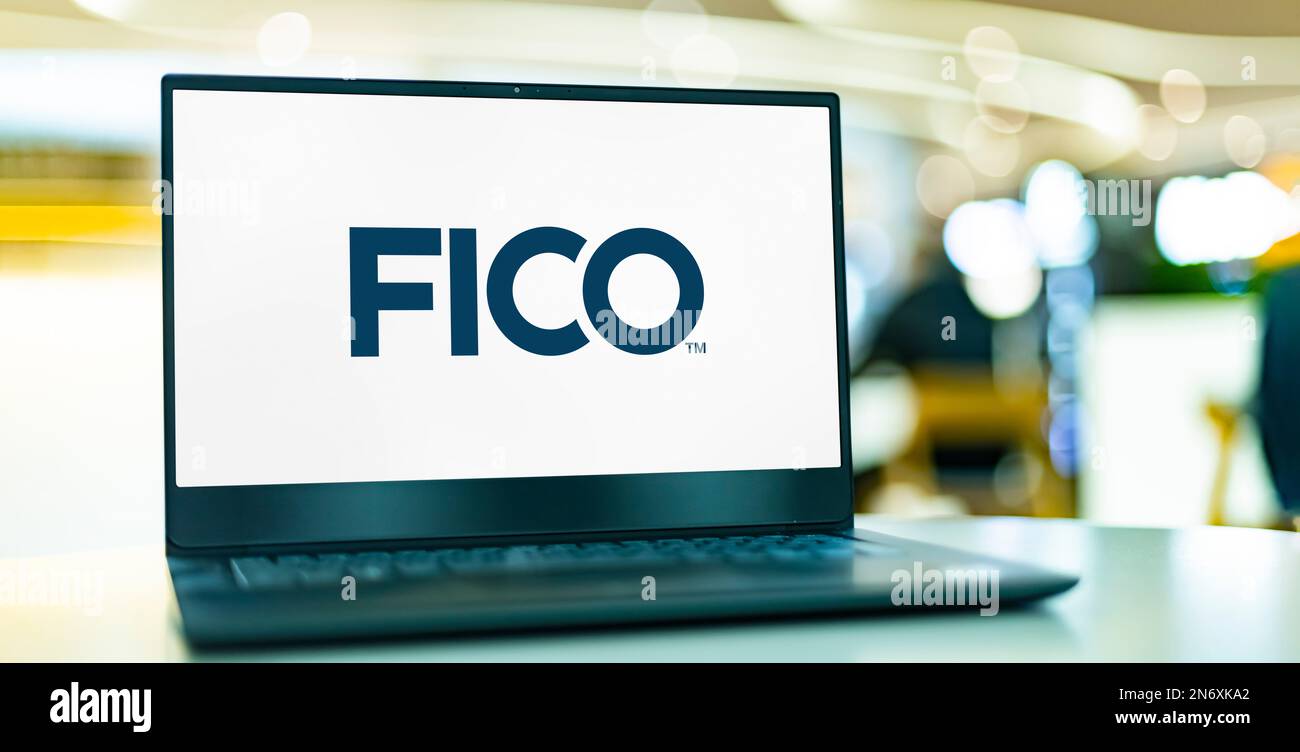POZNAN, POL - 4. MAI 2022: Laptop-Computer mit Logo von FICO, einem Datenanalyseunternehmen mit Sitz in San Jose, Kalifornien, mit Schwerpunkt auf Kreditwürdigkeit Stockfoto