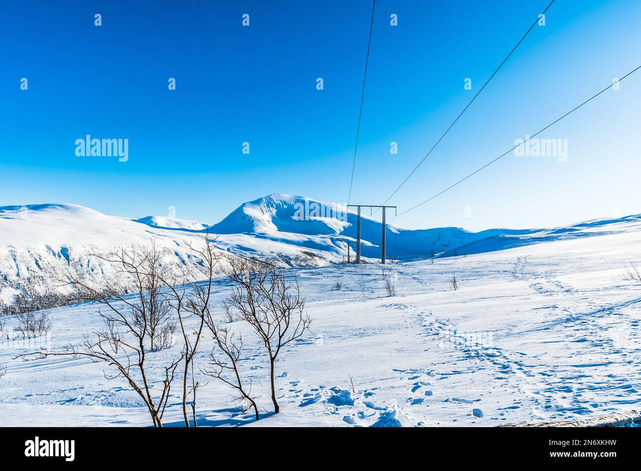 Schneebedeckter Berg und blauer Himmel in Norwegen an einem sonnigen Wintertag, Platz kopieren Stockfoto