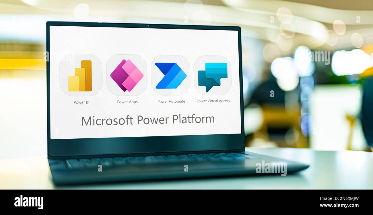 POZNAN, POL - 24. MAI 2022: Laptop-Computer mit Symbolen von Produkten der Microsoft Power Platform-Familie Stockfoto
