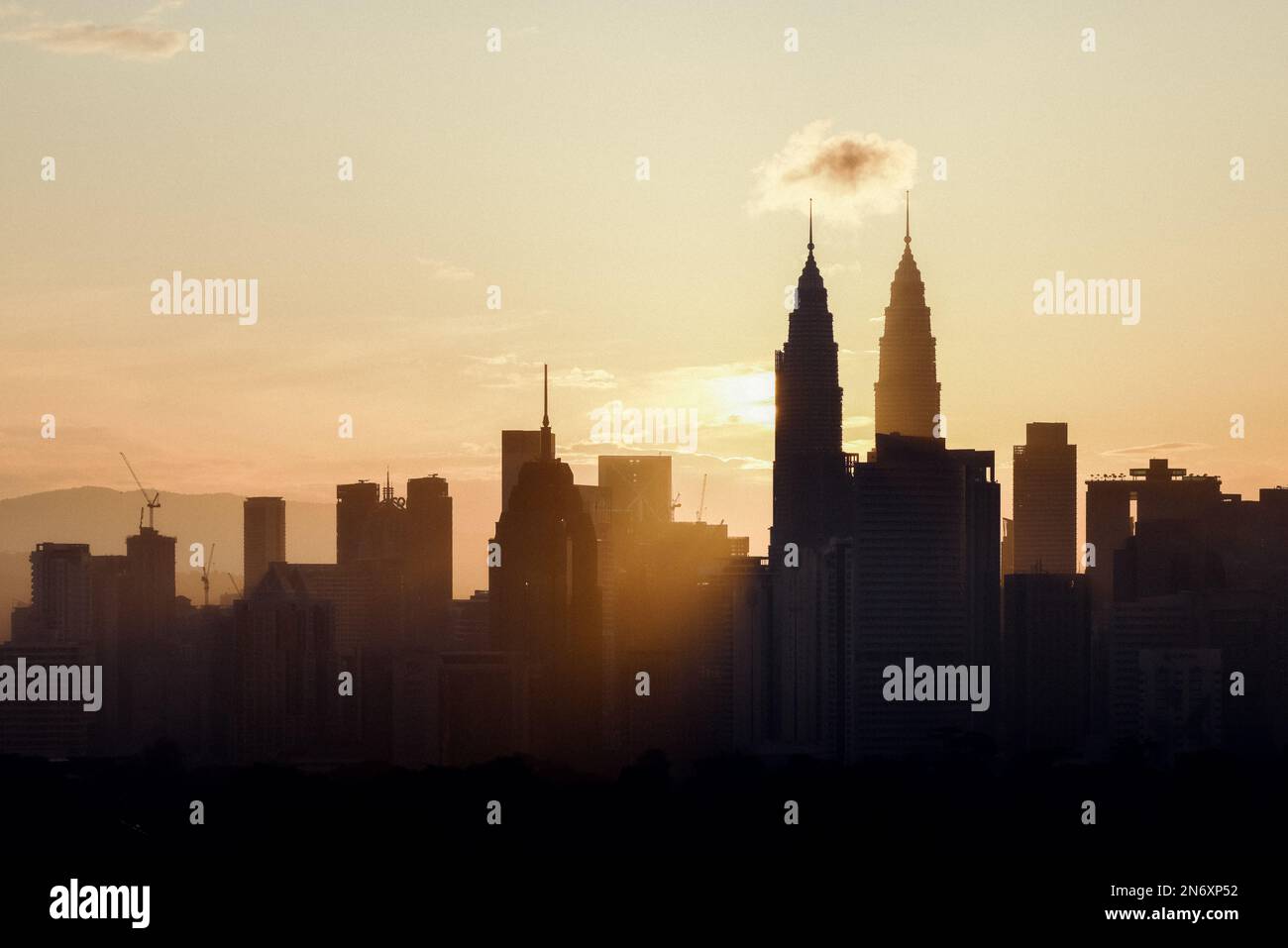 Eine wunderschöne Aufnahme der malerischen Silhouette der Skyline bei Sonnenuntergang in Kuala Lumpur, Malaysia Stockfoto