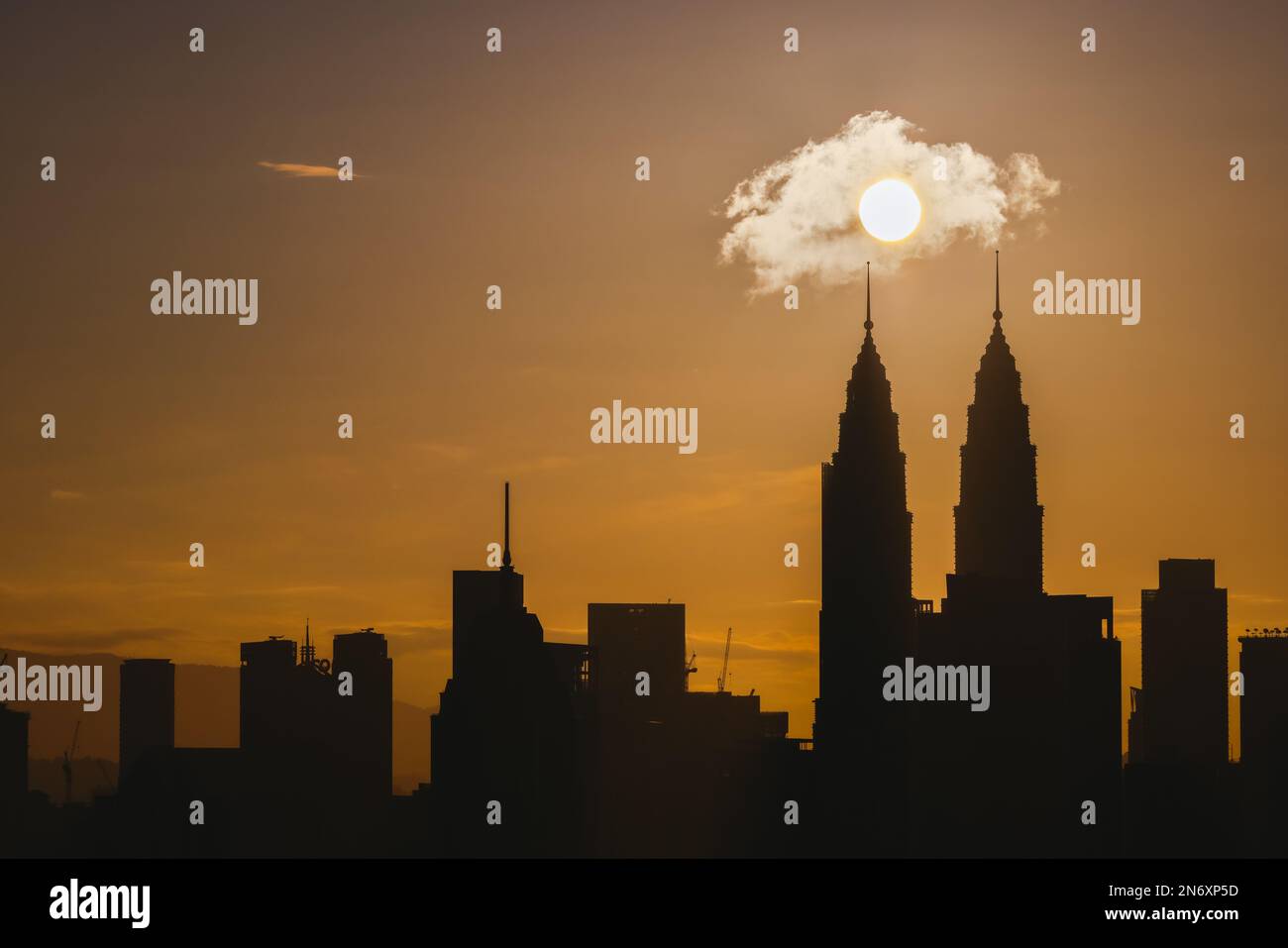 Eine wunderschöne Aufnahme der malerischen Silhouette der Skyline bei Sonnenuntergang in Kuala Lumpur, Malaysia Stockfoto