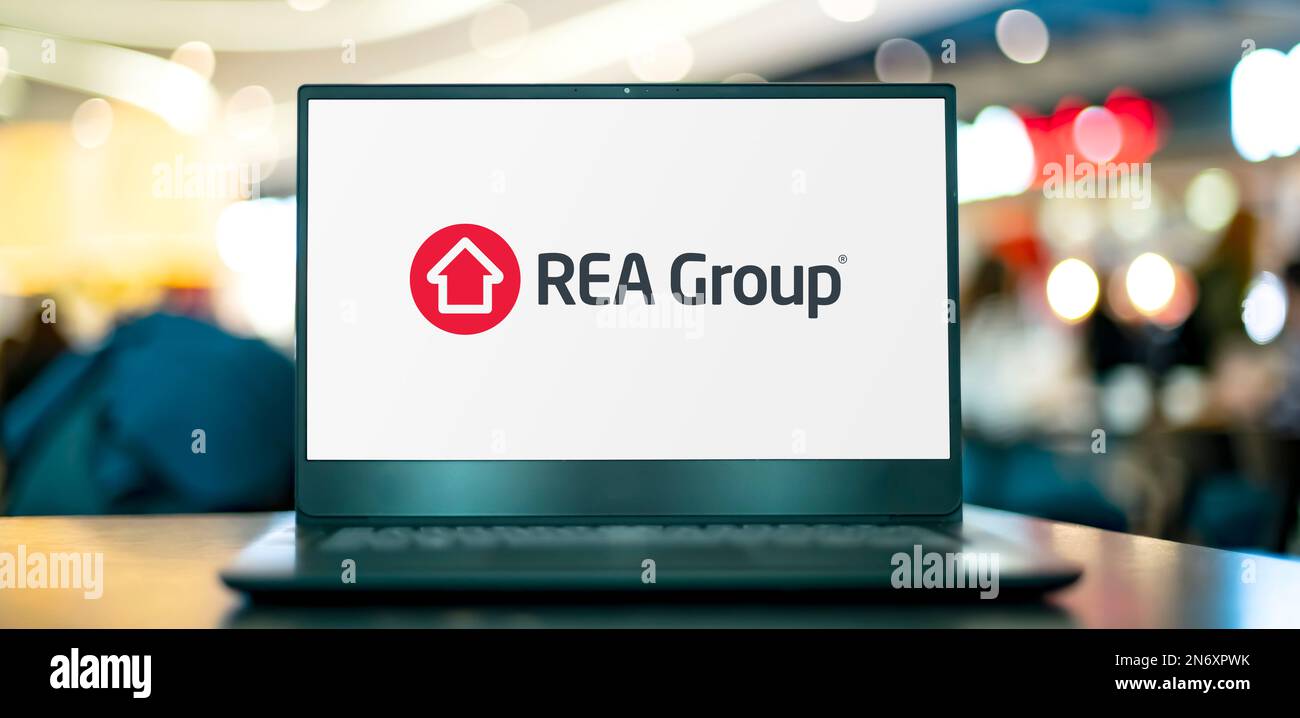 POZNAN, POL - 28. JUNI 2022: Laptop-Computer mit Logo der REA Group, einer globalen Online-Immobilienwerbefirma Stockfoto