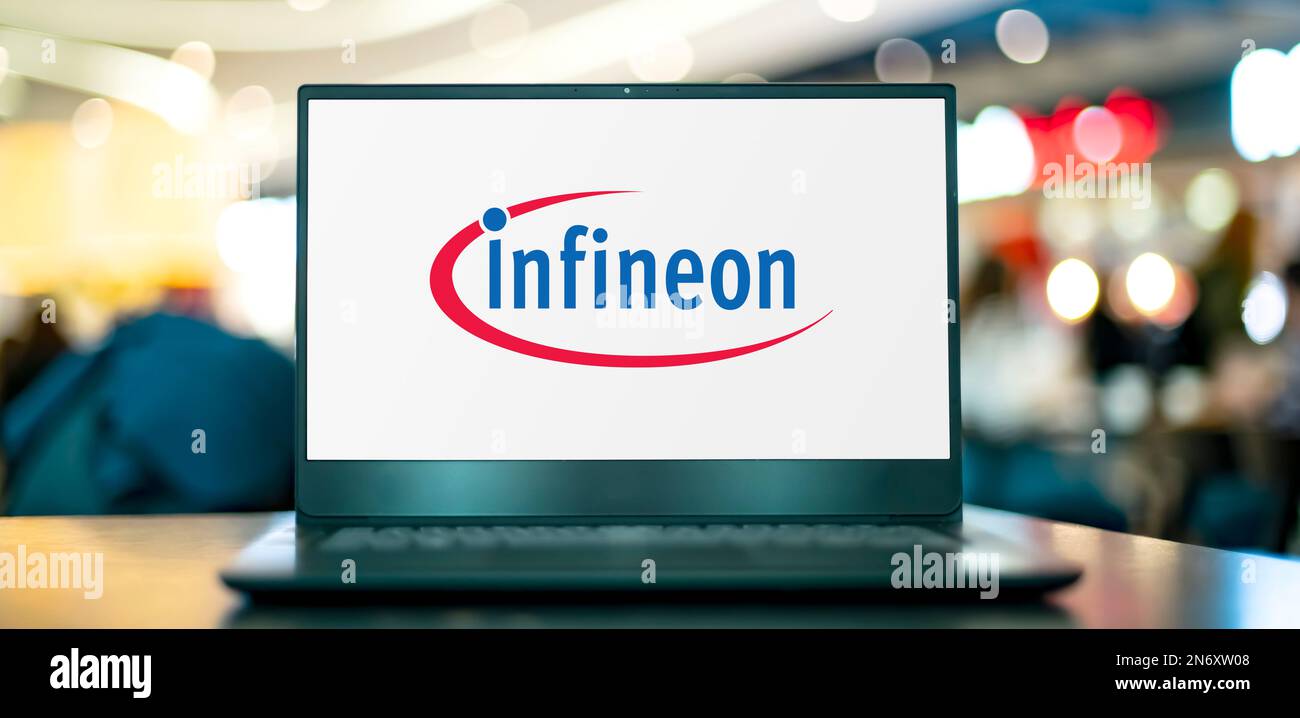 POZNAN, POL - 2. AUGUST 2022: Laptop-Computer mit Logo von Infineon Technologies, einem 1999 gegründeten deutschen Halbleiterhersteller Stockfoto