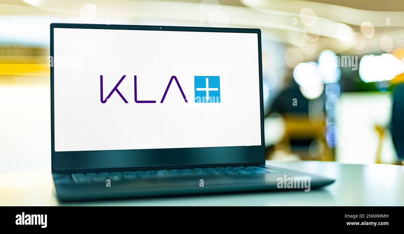 POZNAN, POL - 2. AUGUST 2022: Laptop-Computer mit Logo der KLA Corporation, einer Kapitalanlagenfirma mit Sitz in Milpitas, Kalifornien Stockfoto