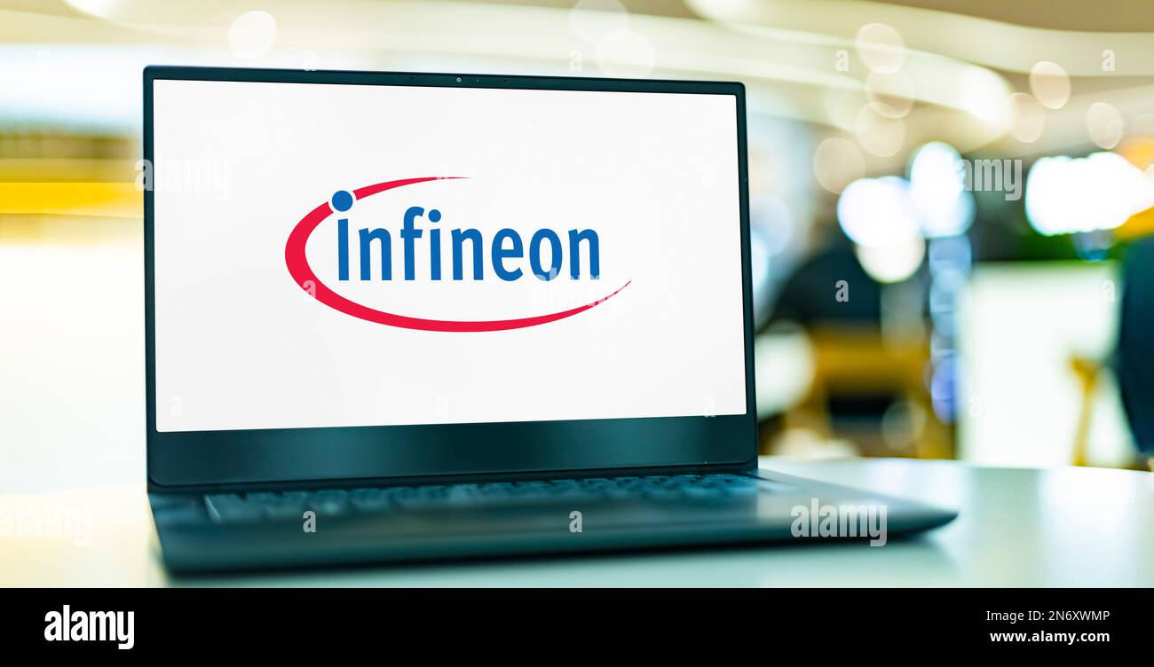 POZNAN, POL - 2. AUGUST 2022: Laptop-Computer mit Logo von Infineon Technologies, einem 1999 gegründeten deutschen Halbleiterhersteller Stockfoto