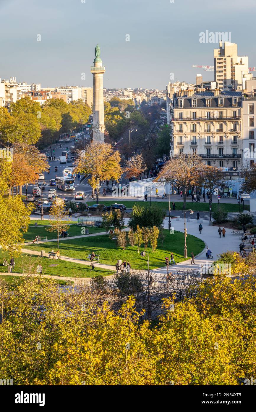 Blick aus der Vogelperspektive auf den Place de la Nation im Osten von Paris, Frankreich im Herbst Stockfoto