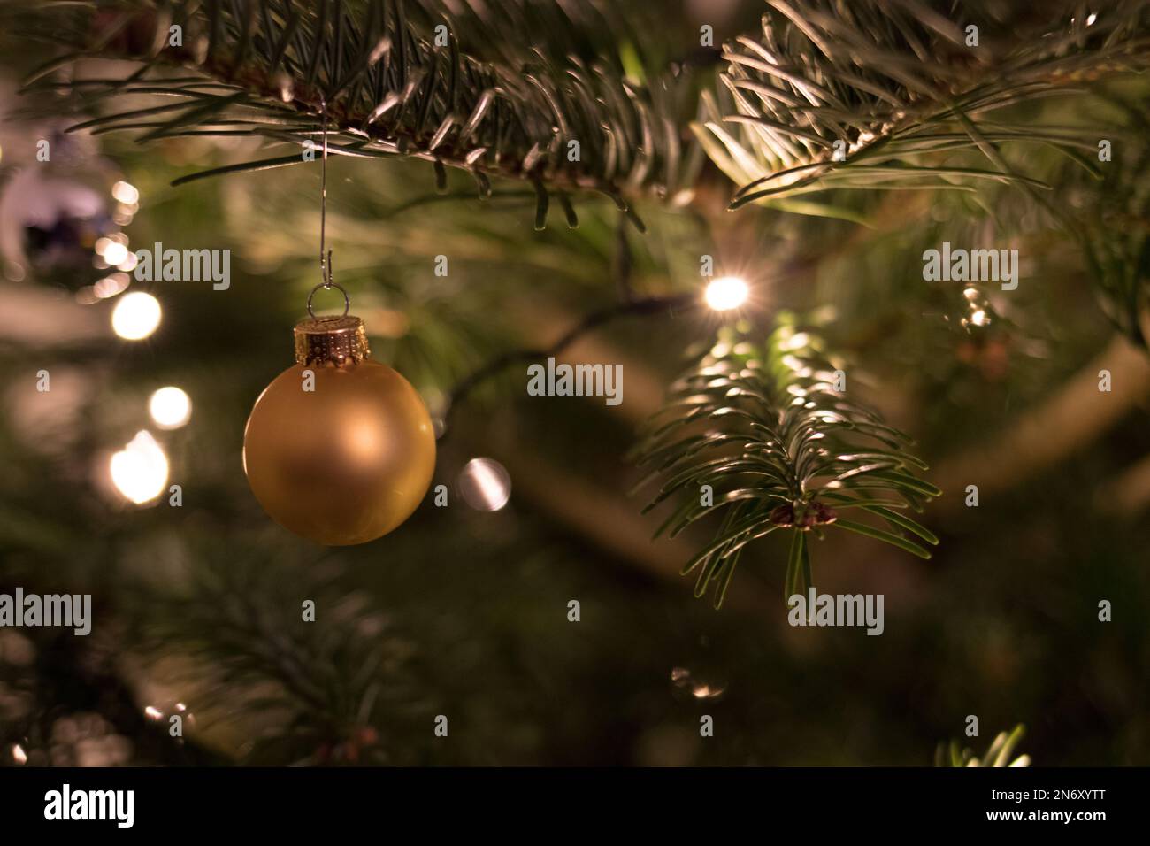 Weihnachtsbaumkugel auf Tannenbaum Stockfoto