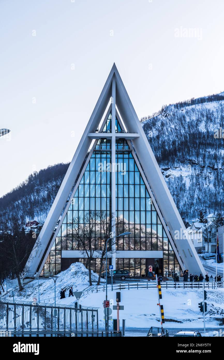 Tromsdalen Kirche oder die Arktische Kathedrale (Norwegisch: Tromsdalen kirke, Ishavskatedralen) in Tromso ist eine Pfarrkirche der Kirche von Norwegen. Die Mo Stockfoto