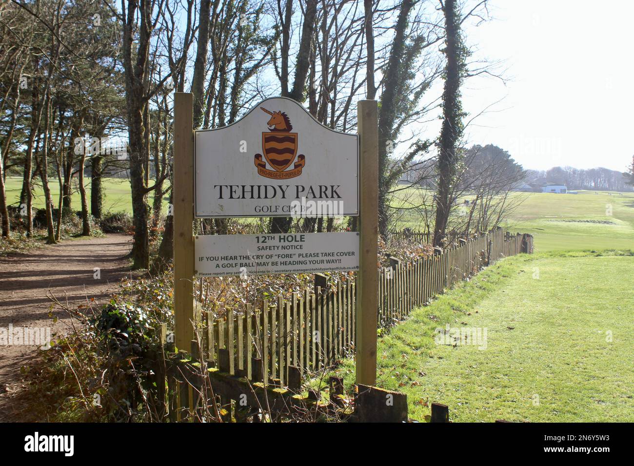 Tehidt Park Beschilderung mit Tehidy Golfplatz auf der rechten Seite und öffentlicher Fußweg im Tehidy Country Park auf der linken Seite. Stockfoto