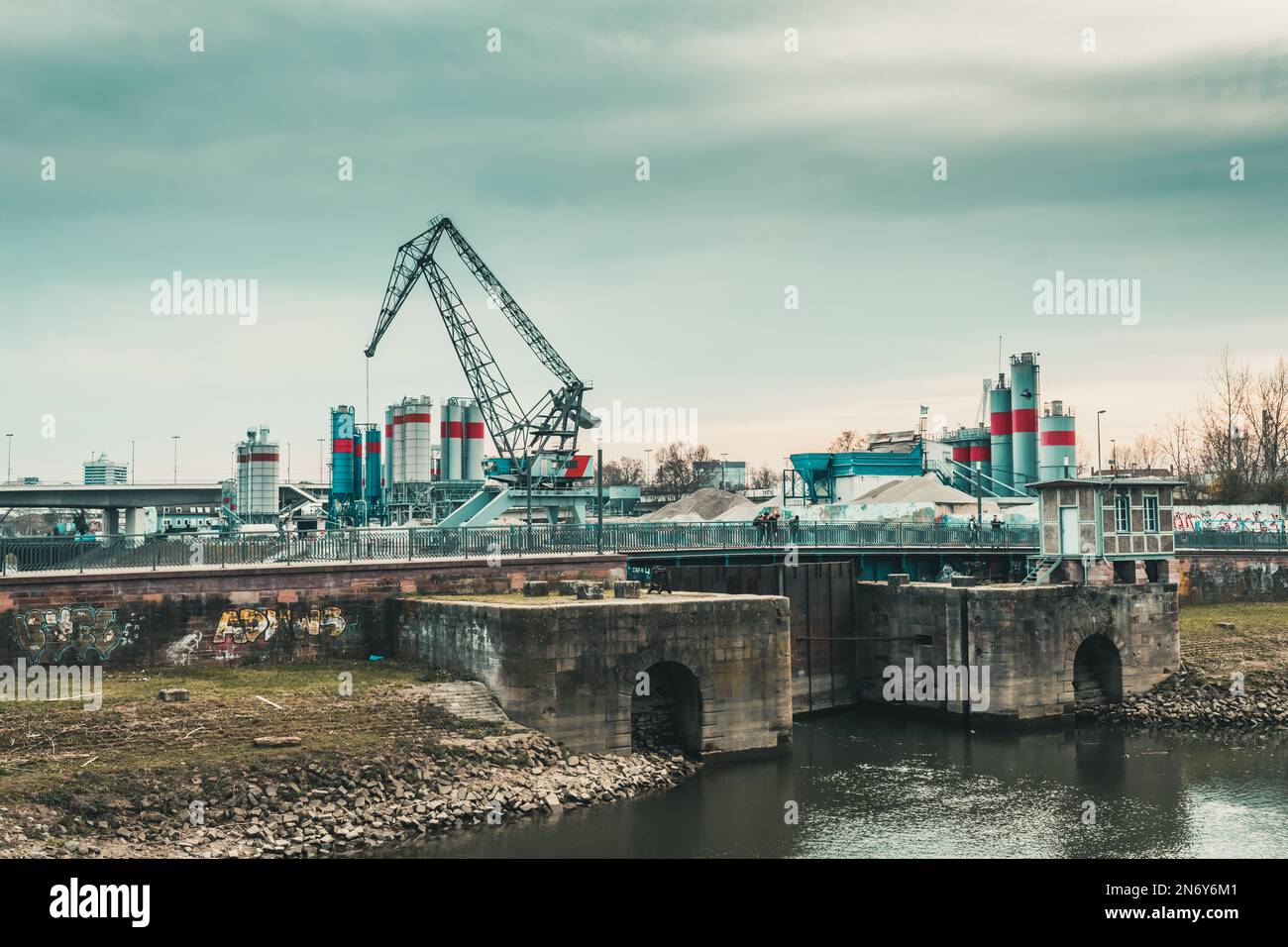 Mannheim, Deutschland - 26.03.2021: Teufelsbrücke im Hafengebiet, die älteste Brücke in Mannheim, erbaut 1874. Vertikal. Stockfoto