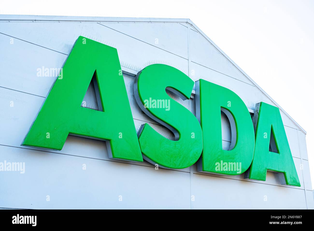 Nahaufnahme asda Shop Schild an der Außenwand UK Stockfoto