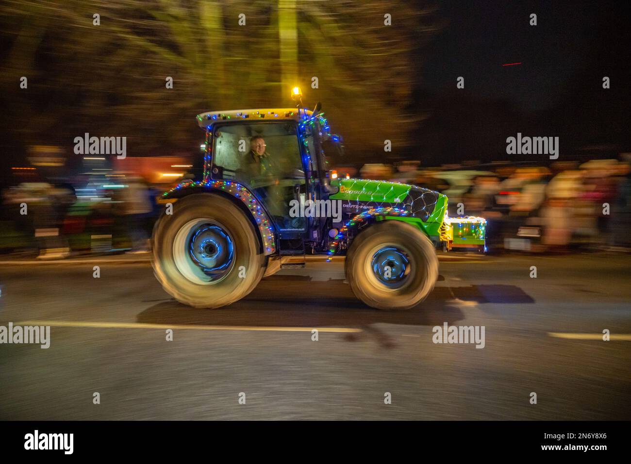 Weihnachtsbeleuchtung auf einem Traktor bei einer Parade der Junglandwirte von Writtle Essex Stockfoto