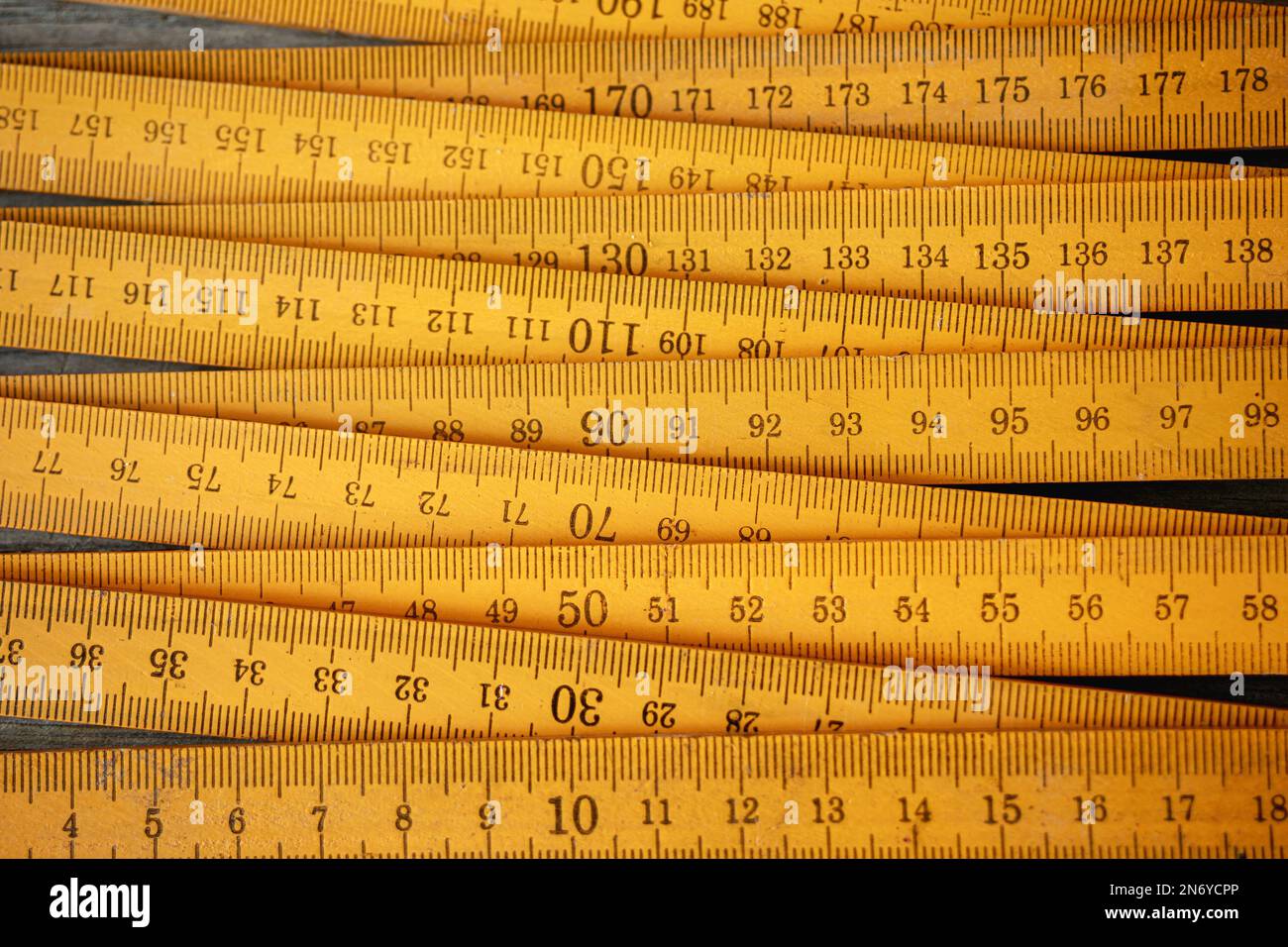 Traditioneller gelber Holzfaltmaßstab mit metrischem Dezimalsystem Stockfoto