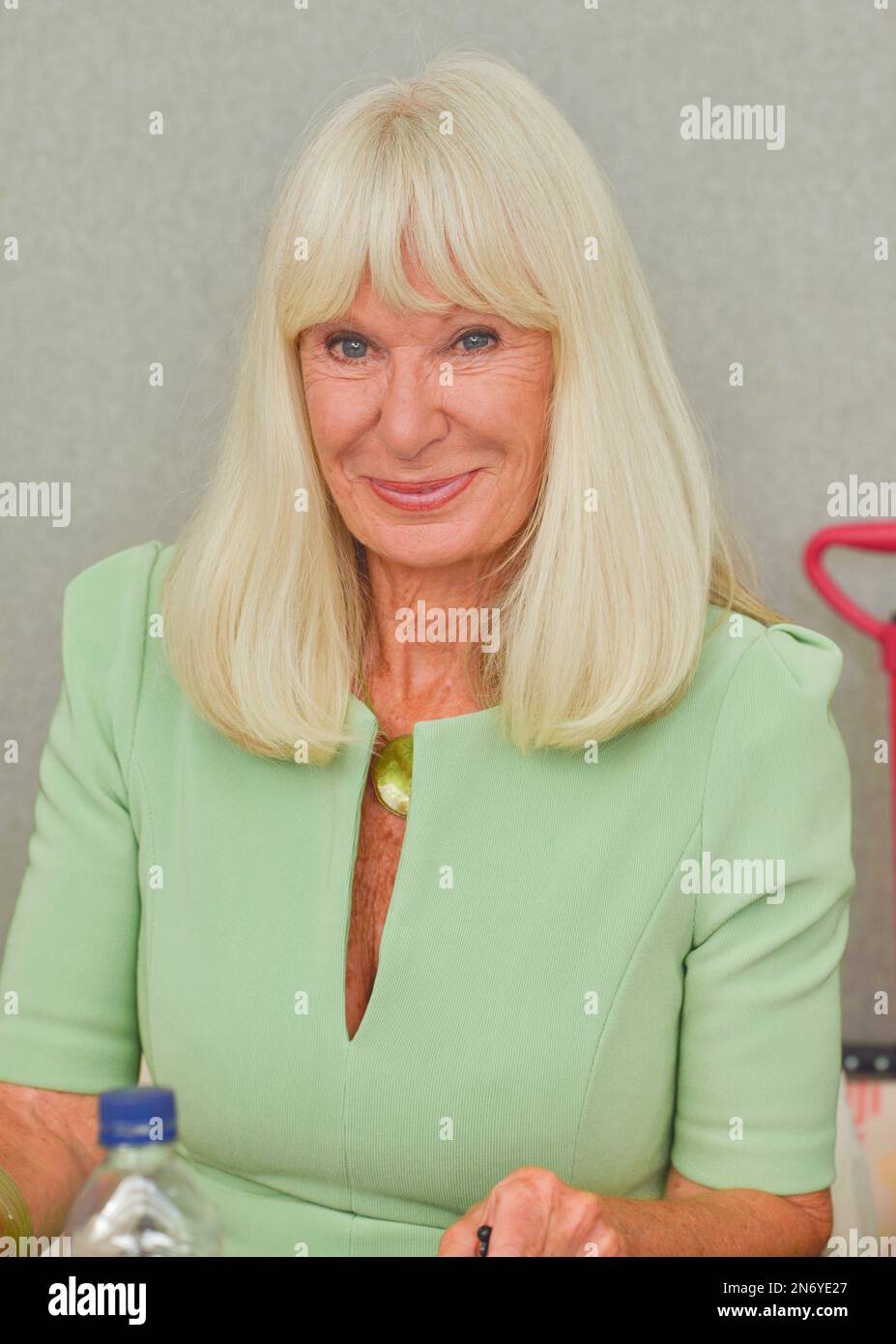 Porträt der britischen Schauspielerin Carol Cleveland, die 2017 die London Film Comic Con als Gastsignierin auf der Messe und dem Veranstaltungsort Olympia London besucht hat. Stockfoto