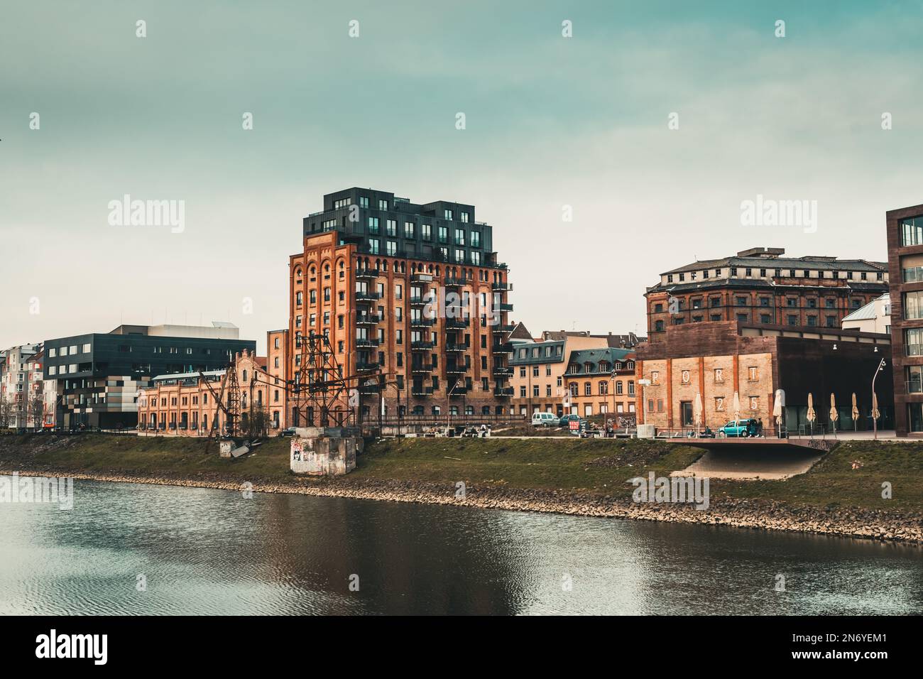 Mannheim, Deutschland - 26.03.2021: Flussufer mit Ziegelfabrikgebäuden, die zu Wohngebäuden im Hafengebiet von Mannheim umgebaut wurden. Verließ die Mo Stockfoto