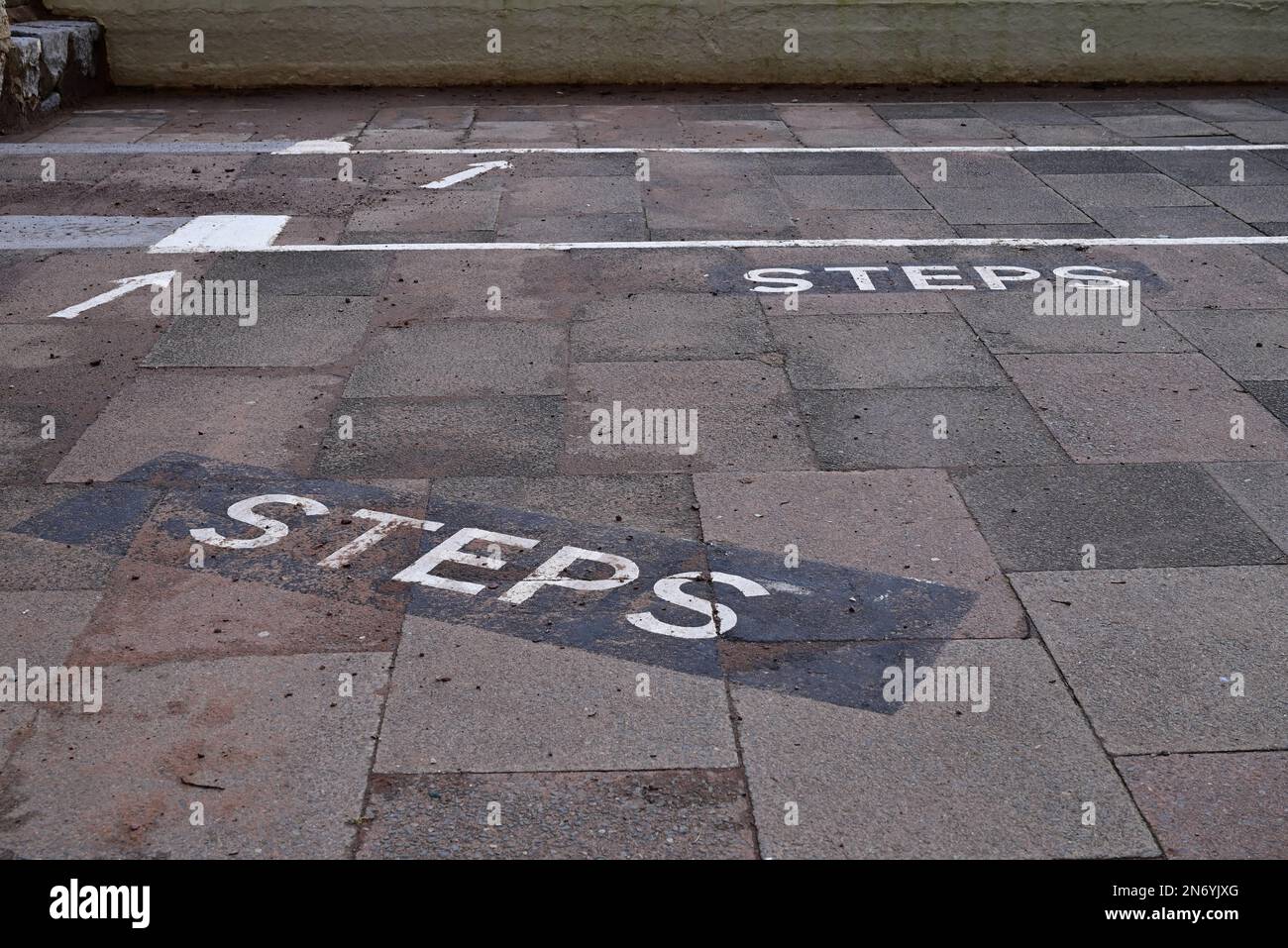 Warnschilder zu teilweise versteckten Stufen entlang der Küste von Dawlish, South Devon. Stockfoto