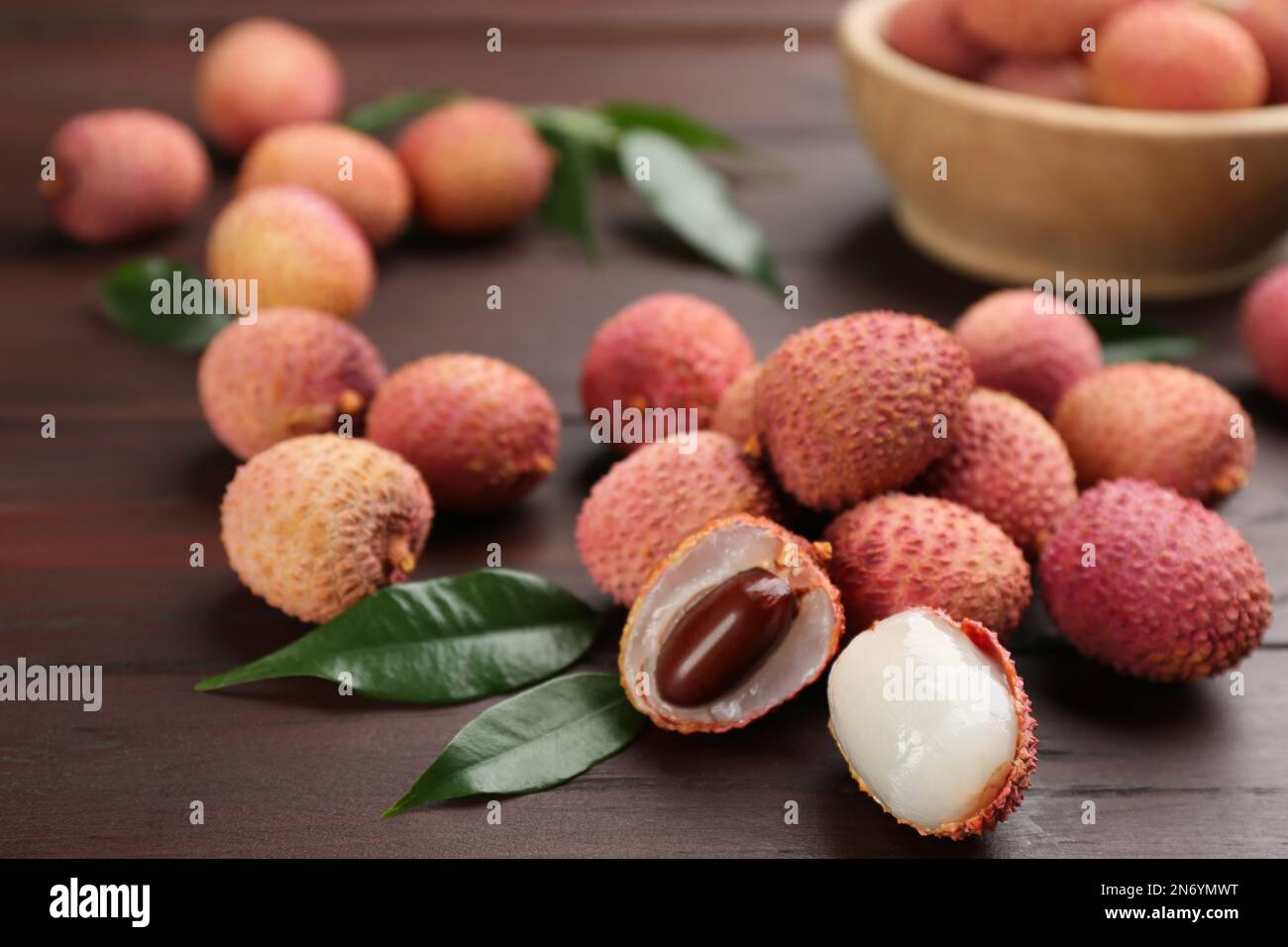 Frische, reife Lychee-Früchte auf einem Holztisch Stockfoto