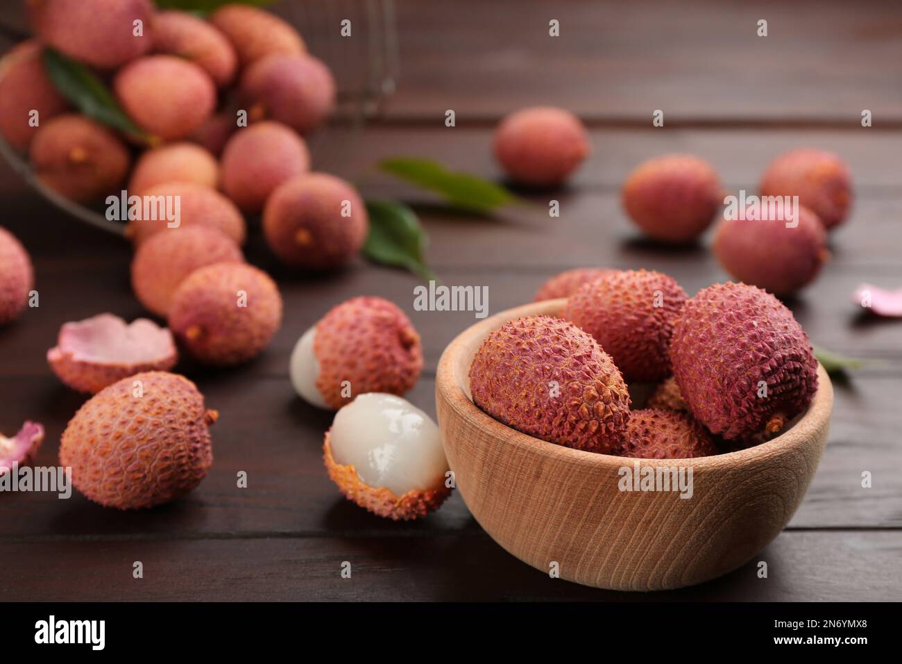 Frische, reife Lychee-Früchte auf einem Holztisch Stockfoto