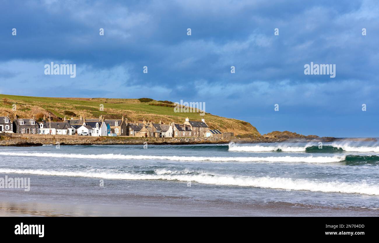 Sandend Village Aberdeenshire Schottland Häuser und vom Wind gewobene Wellen Stockfoto