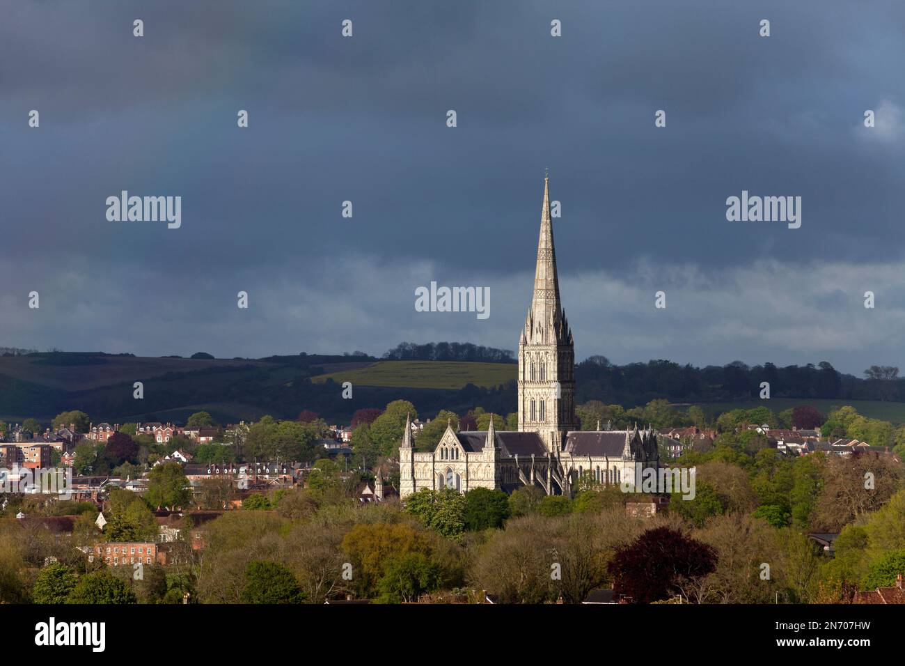 Blick auf die Kathedrale von Salisbury bei Abendsonne. Stockfoto