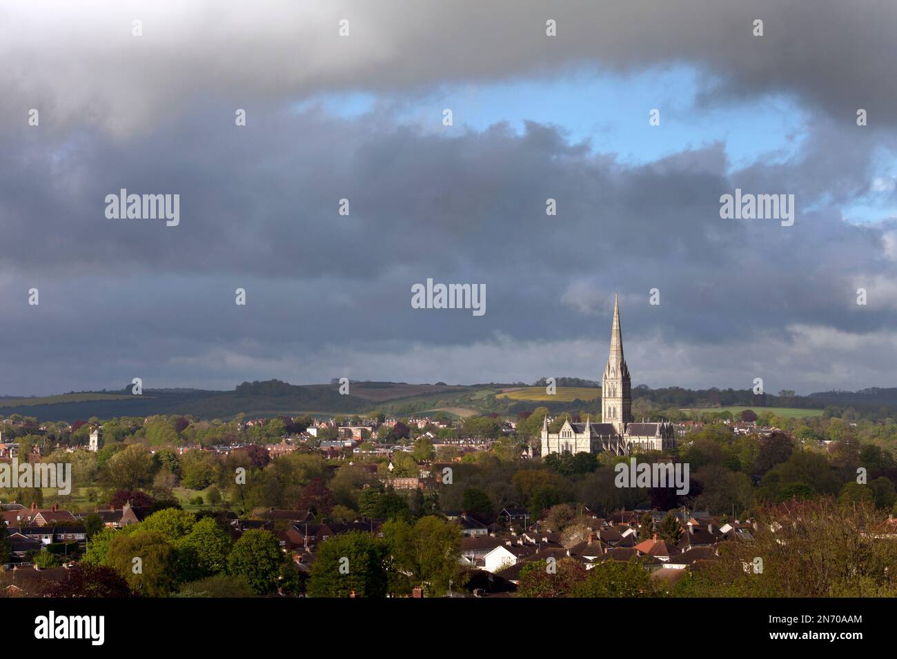 Blick auf die Kathedrale von Salisbury bei Abendsonne. Stockfoto