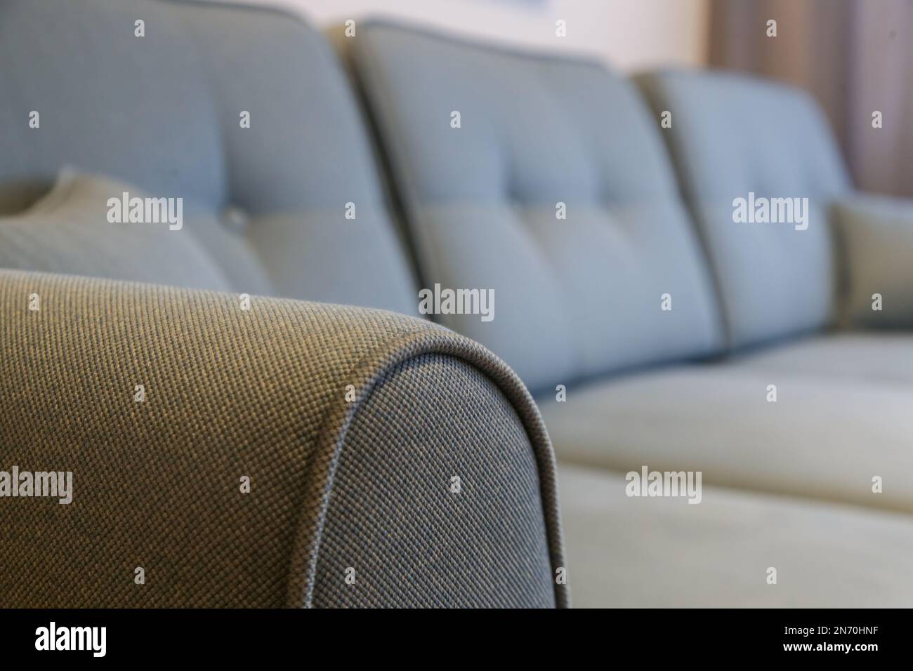 Möbelmaterial wird geschlossen. Abbildung: Texturoberfläche des Sofas. Stockfoto