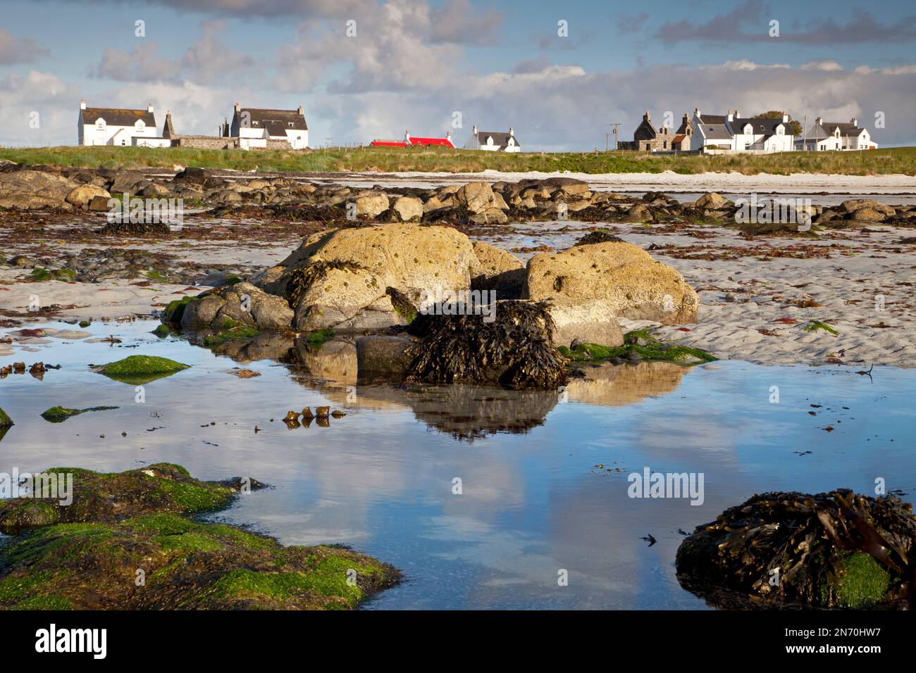 Felsenbecken bei Ebbe in der Nähe des Dorfes Balemartine auf der Insel Tiree, Schottland. Stockfoto