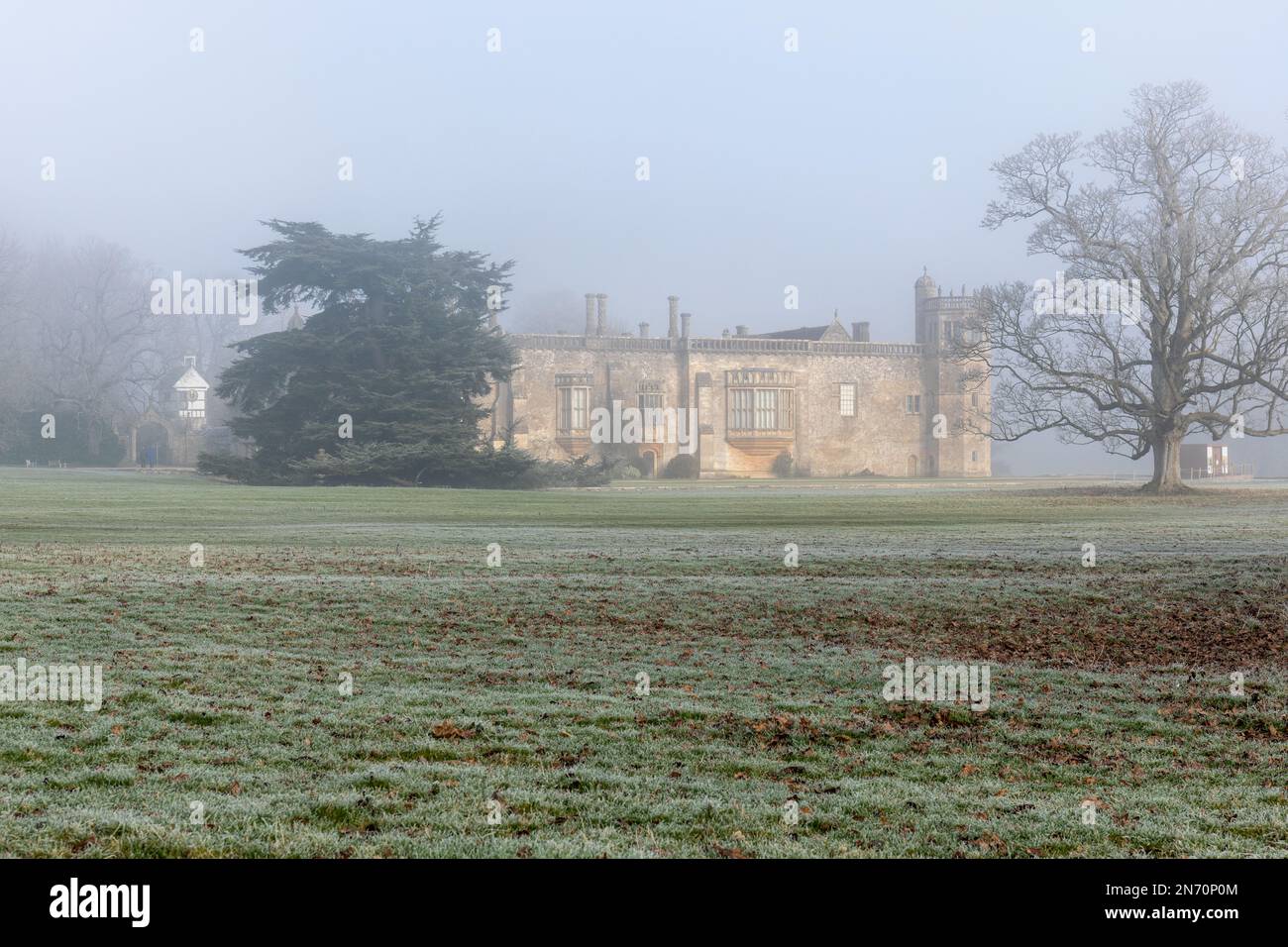 Lacock Abbey an einem kalten nebligen Morgen im Februar - einst Heimat von William Henry Fox Talbot, Erfinder des FotoNegativs Lacock, Wiltshire, Großbritannien Stockfoto