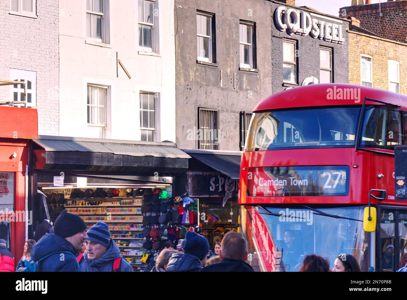 London, England, Großbritannien - der rote Londoner Bus fährt entlang der Camden High Street vorbei an Modegeschäften in der Nähe des Camden Lock Market Stockfoto