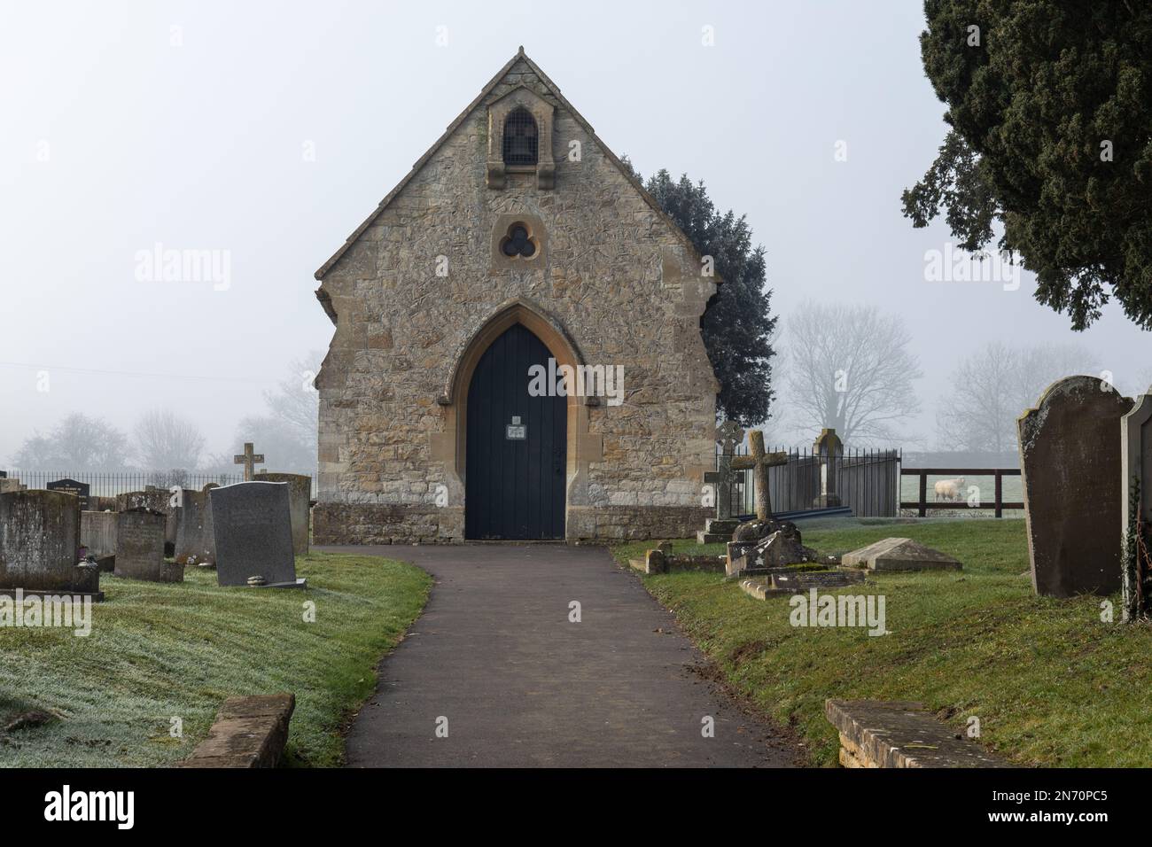 Lacock Cemetery Chapel an einem kalten, frostigen nebligen Tag im Februar. Das englische Dorf Lacock im Winter, Wiltshire, England, Großbritannien Stockfoto